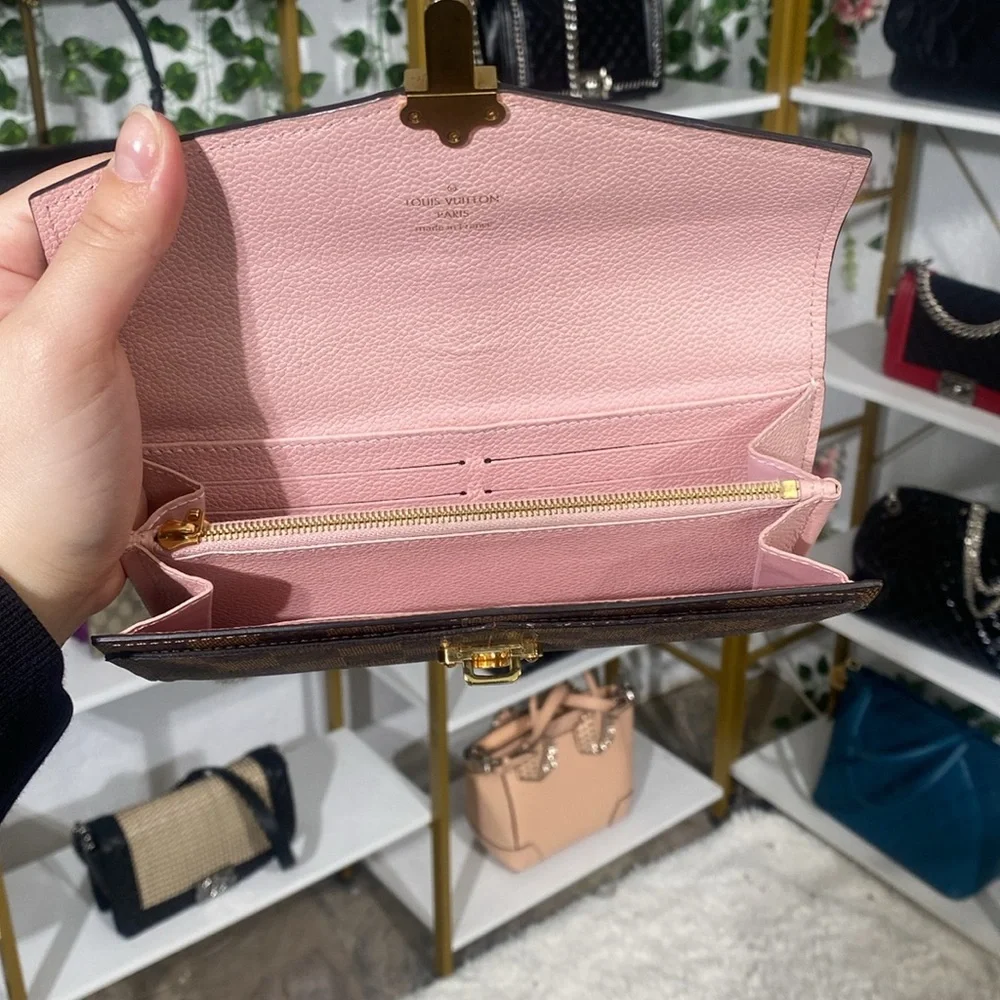 Louis Vuitton - Picture 3 of 10